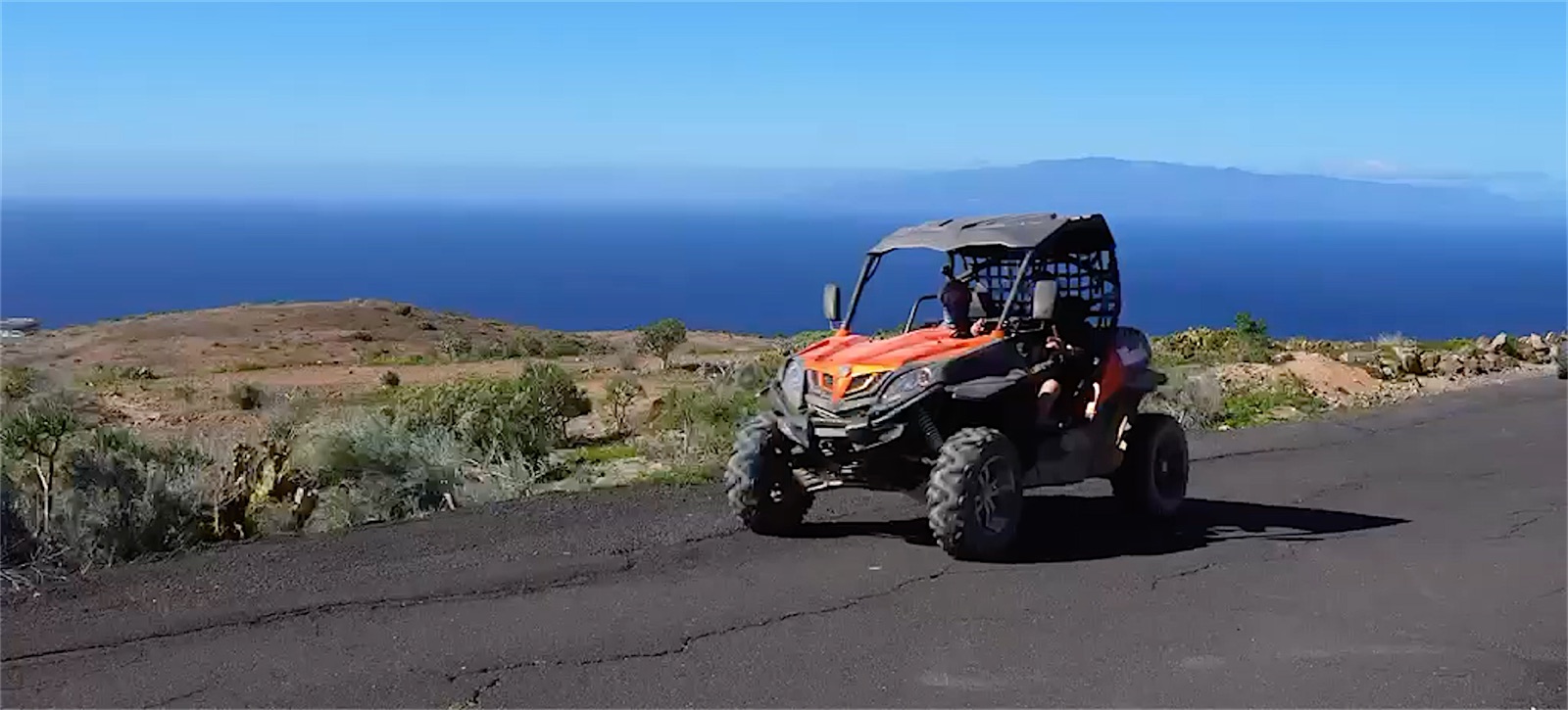 Video of the buggies driving along the road, with the sea and La Gomera in the background